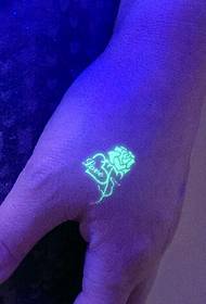 Dobro videti fluorescentni vzorec tetovaže vrtnic
