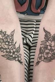 Дјевојчица на црној црти скицира слику књижевног лијепог њежног цвијета тетоваже