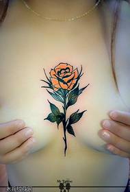 Один візерунок татуювання жовтої троянди на грудях