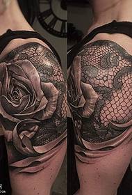 Čipkasti ruž tetovaža uzorak na ramenu
