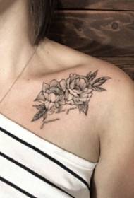 Garota sob a habilidade de espinho de ponto de esboço cinza preto da clavícula criativa foto de tatuagem de flor bonita