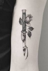 O braço da garota no haha, picando linhas simples, plantando flores e fotos de tatuagem de punhal