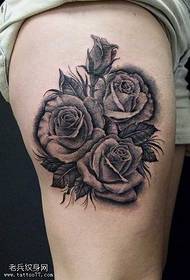 Beau motif de tatouage rose sur les jambes