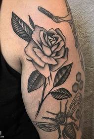 Узорак тетоваже мољаца на раменима од ружа