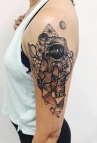 Le bras de la fille sur l'image de tatouage de belle fleur de l'astronaute créatif gris noir esquisser