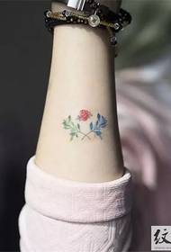 një tatuazh i vogël i freskët që ju bën të ndjeheni lehtësisht