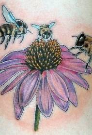 紫色的花朵與蜜蜂紋身圖案