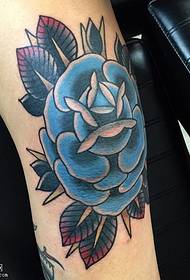 膝の上の青いバラのタトゥーパターン