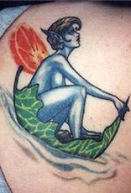 Sitzen auf den Blättern des Sees mit einem Avatar-Tattoo-Muster