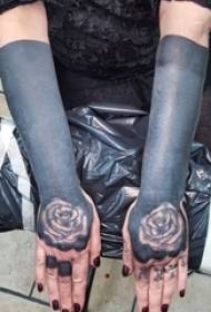 Дівчина рука на творчі чорний штучні чорнила красива квітка татуювання рукопис татуювання
