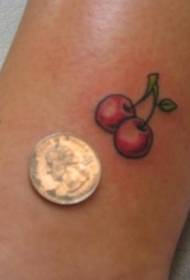 Lábszín kis piros cseresznye tetoválás minta
