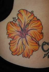 Padrão de tatuagem de hibisco amarelo no pescoço