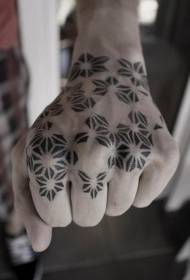 Model de tatuaj geometric simplu alb-negru pe spatele mâinii
