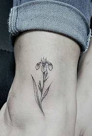 Pequena tatuaxe de flores frescas para unha nena intelixente