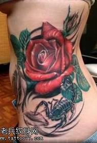 Талія flaming червона троянда візерунок татуювання