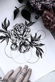 Rukopis skicira gomilu cvjetnih uzoraka tetovaža