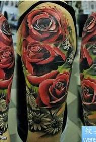 Umbala we-Arm color rose tattoo