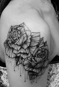 Rameno čierne sivé ruže tetovanie vzor