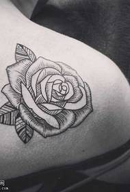 Model de tatuaj trandafir umăr