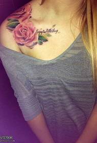 Na ramenu očaravajući uzorak tetovaže ruža