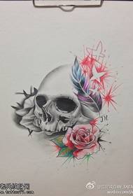 cráneo rosa flor tatuaje manuscrito