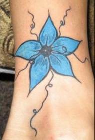 Simpatičen vzorec tetovaže modrega cvetja