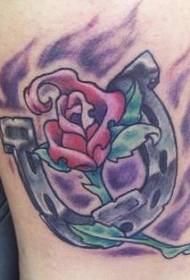 腿部彩色马蹄形玫瑰纹身图片