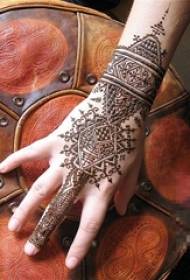 Γυναικείο χέρι στο πίσω μέρος της μαύρης γραμμής δημιουργική βανίλια όμορφη εικόνα τατουάζ βραχιόλι