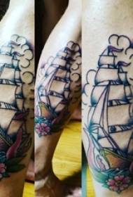 Pernas de meninos em flores de plantas pintadas e linhas geométricas navegando em fotos de tatuagem