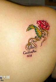 Muguras sarkanās rozes tetovējuma raksts