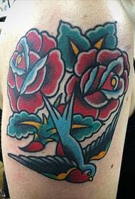 Модел на татуировка на роза лястовица на рамото