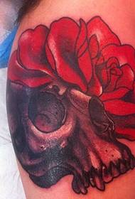 Bunga merah dan tatu yang menakjubkan