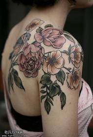 Ang pattern ng balikat na klasikong rosas na tattoo