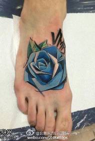 脚上蓝色的玫瑰纹身图案