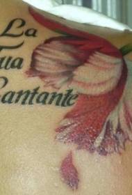 Ramena u boji realističnog cvijeća i tetovaža slova