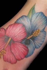 Skolepigerens fodmalet akvarel tegner kreativt æstetisk blomster tatoveringsbillede