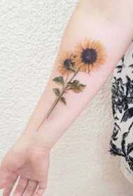Sunflower Tattoo: Maliit na sariwang 9 na mga larawan ng tattoo ng mirasol