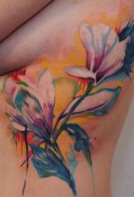 Lado da cintura feminina padrão de tatuagem de magnólia colorida
