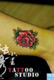 Kicsi és gyönyörű rózsa tetoválás minta a lábakon