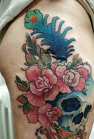 Flores de colores muy brillantes y en cuclillas junto con tatuajes en las piernas.