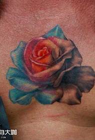 胸部玫瑰紋身圖案