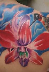 Pečių spalvos gėlės su kolibrio tatuiruotės modeliu