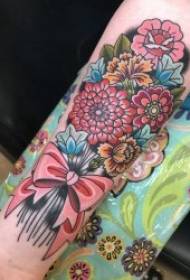Warna bunga tatu corak gadis kecil lengan tatu pada bunga berwarna dan corak tunduk