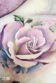Plecu rozā rožu tetovējuma raksts