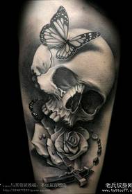 Riede in prachtich patroan fan skull rose tatoeaazje oan