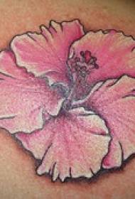 Quadres de tatuatges d’hibisc pastel de colors a les espatlles