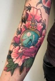 Le bras de la fille peint une esquisse à l'aquarelle créative, une belle photo de tatouage de rose