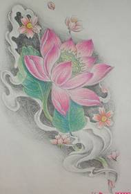 Hermoso manuscrito de tatuaje de loto