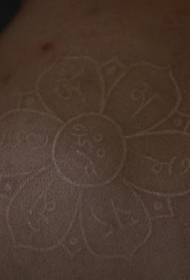 Schouder witte inkt yoga bloem tattoo patroon