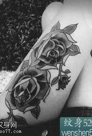 Subtilus ir žavus rožių tatuiruotės modelis